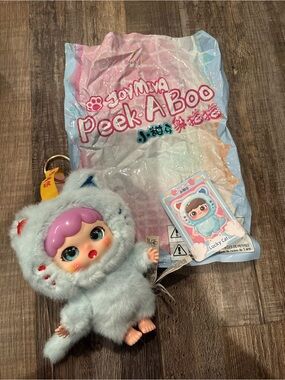 Peek-A-Boo Lucky Cat Plush Keychain - Pink & Light Gray